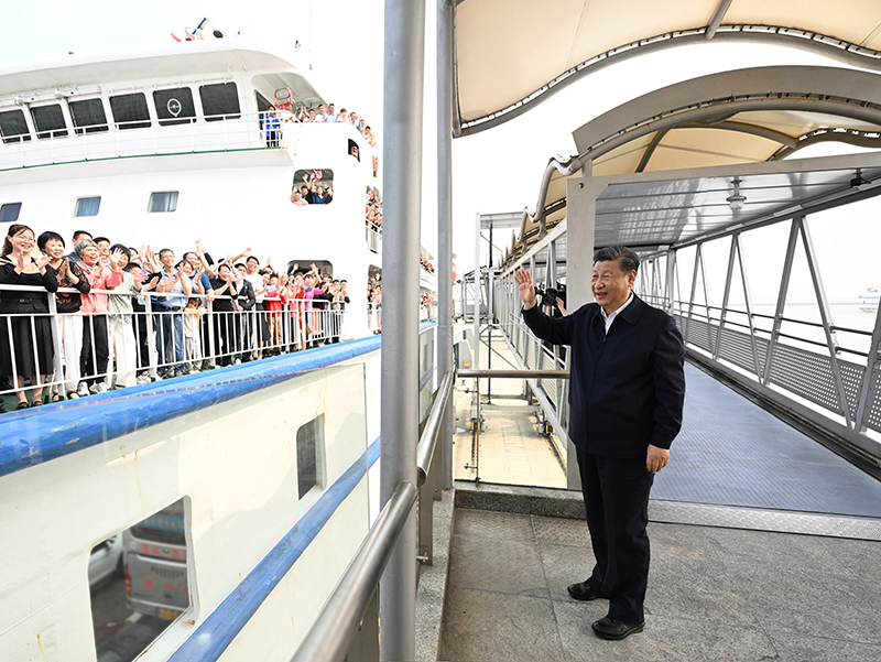 习近平在广东考察时强调
坚定不移全面深化改革扩大高水平对外开放
在推进中国式现代化建设中走在前列
蔡奇陪同考察「相关图片」