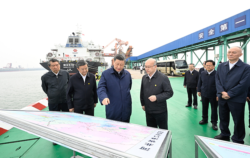 习近平在河北考察并主持召开深入推进京津冀协同发展座谈会时强调
以更加奋发有为的精神状态推进各项工作
推动京津冀协同发展不断迈上新台阶
李强丁薛祥出席座谈会 蔡奇陪同考察并出席座谈会「相关图片」