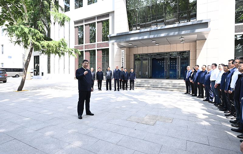习近平在河北考察并主持召开深入推进京津冀协同发展座谈会时强调
以更加奋发有为的精神状态推进各项工作
推动京津冀协同发展不断迈上新台阶
李强丁薛祥出席座谈会 蔡奇陪同考察并出席座谈会「相关图片」