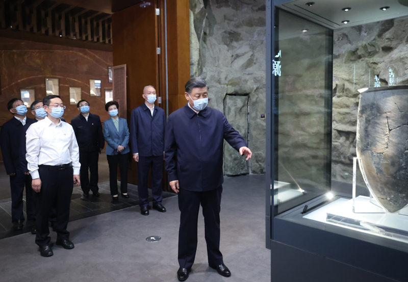 习近平在文化传承发展座谈会上强调
担负起新的文化使命
努力建设中华民族现代文明
蔡奇主持「相关图片」