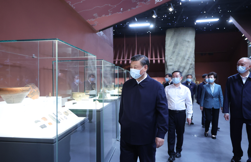 习近平在文化传承发展座谈会上强调
担负起新的文化使命
努力建设中华民族现代文明
蔡奇主持「相关图片」